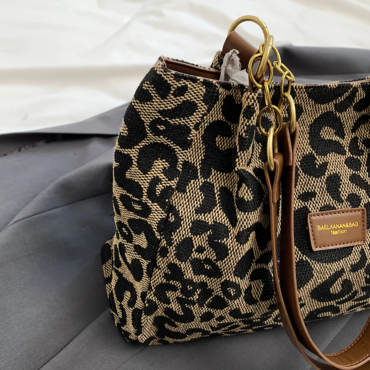 Fashionable contrasting leopard print design women's shoulder bag, retro and versatile popular large-capacity bag