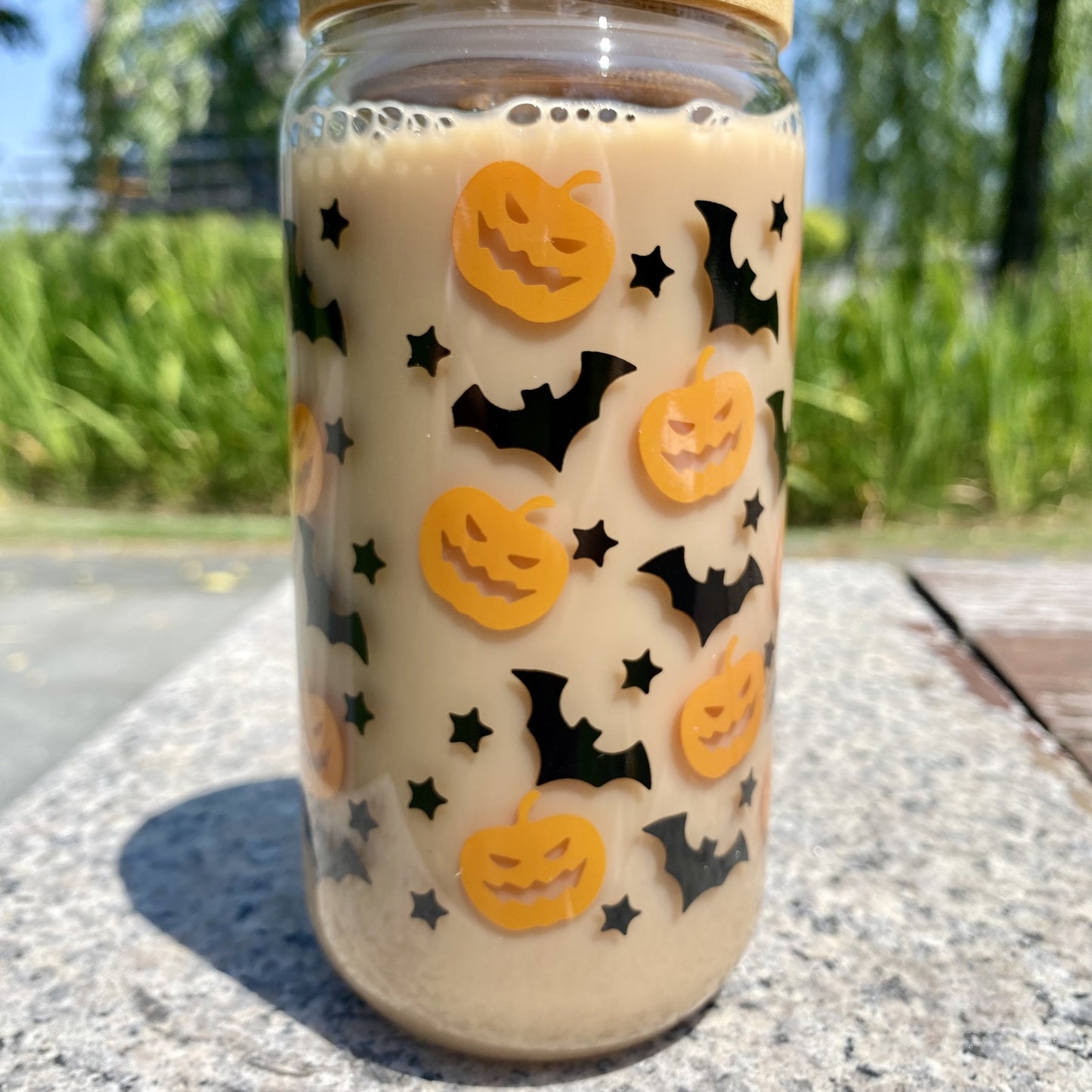 1pc Halloween Pumpkin and Bat Print Glass Mason Jar with Straw Lid, Reusable 16.9oz/500ml Drinking Cup, Recyclable Multipurpose Glassware for Cold Beverages, Machine Washable Animal Pattern Decoration